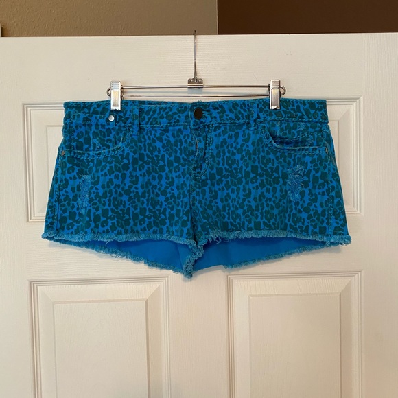 Turquoise Cheetah print fringe jean shorts - Picture 4 of 8